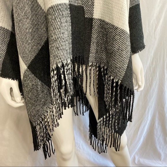 Jane & Berry Gray & White Plaid Fringed Soft Poncho Sweater - Picture 3 of 8